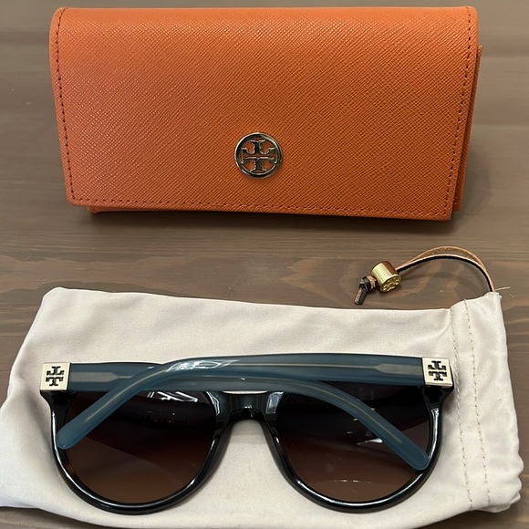 Round frame Tory Burch Sunglasses - Picture 4 of 5